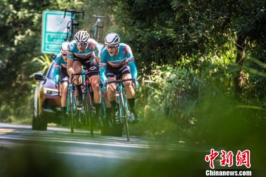 團體計時賽采用分時出發、分別計算耗時，再進行排名，需要隊員之間的默契配合來保持高速騎行。 組委會供圖 攝